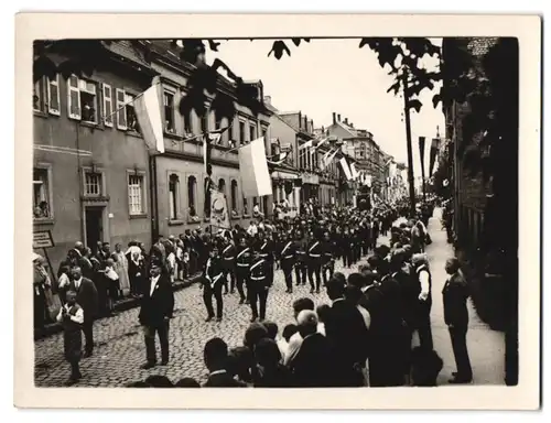 6 Fotografien unbekannter Fotograf, Ansicht Pirmasens, Kaiserstrasse, Festumzug mit Zirkus-Elefanten, Militär-Orchester