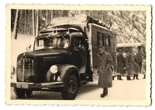 2 Fotografien Bundesheer Österreich, Soldaten in Uniform am Lastwagen Mercedes Benz, LKW-Konvoi im Schnee
