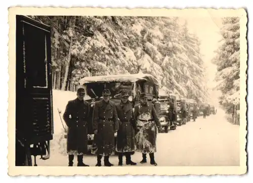2 Fotografien Bundesheer Österreich, Soldaten in Uniform am Lastwagen Mercedes Benz, LKW-Konvoi im Schnee