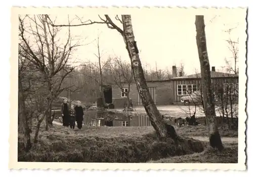 16 Fotografien unbekannter Fotograf, Ansicht Lunden, Ortsansichten, Strassenansichten, Gehöft, Eisenbahn am Ortsrand