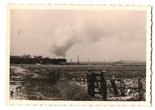 16 Fotografien unbekannter Fotograf, Ansicht Lunden, Ortsansichten, Strassenansichten, Gehöft, Eisenbahn am Ortsrand