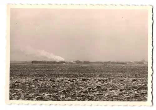 16 Fotografien unbekannter Fotograf, Ansicht Lunden, Ortsansichten, Strassenansichten, Gehöft, Eisenbahn am Ortsrand