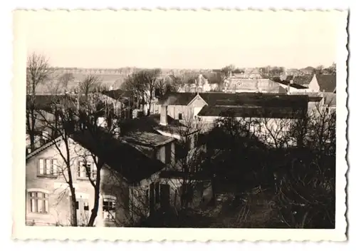 16 Fotografien unbekannter Fotograf, Ansicht Lunden, Ortsansichten, Strassenansichten, Gehöft, Eisenbahn am Ortsrand