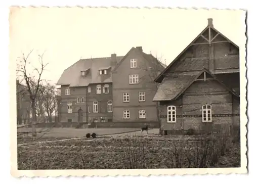 16 Fotografien unbekannter Fotograf, Ansicht Lunden, Ortsansichten, Strassenansichten, Gehöft, Eisenbahn am Ortsrand