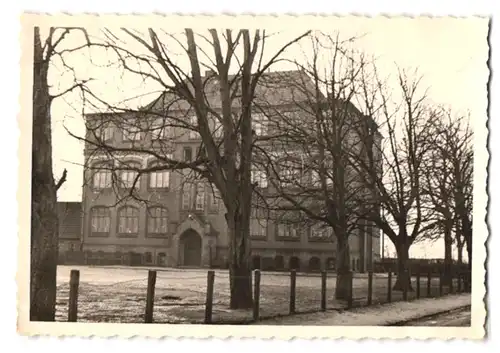 16 Fotografien unbekannter Fotograf, Ansicht Lunden, Ortsansichten, Strassenansichten, Gehöft, Eisenbahn am Ortsrand