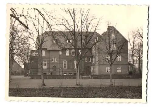 16 Fotografien unbekannter Fotograf, Ansicht Lunden, Ortsansichten, Strassenansichten, Gehöft, Eisenbahn am Ortsrand