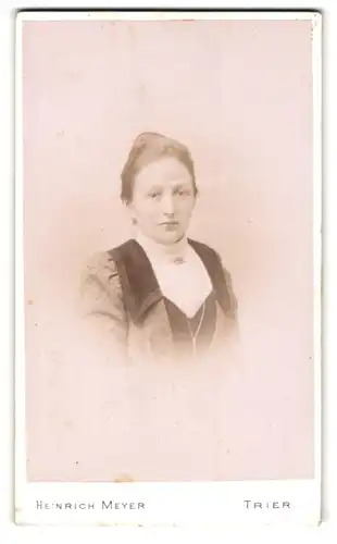 Fotografie Heinrich Meyer, Trier, Simeonstr. 14, Junge Dame in modischer Kleidung