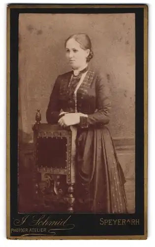 Fotografie J. Schmid, Speyer a. Rh., Jacob-Str. 11 a, Junge Dame im Kleid mit Kragenbrosche