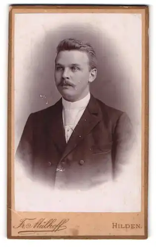 Fotografie Fr. Mülhoff, Hilden, Mittelstr., Elegant gekleideter Herr mit Schnauzbart