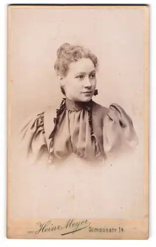 Fotografie Heinr. Meyer, Trier, Simeonstr. 14, Junge Dame im hübschen Kleid