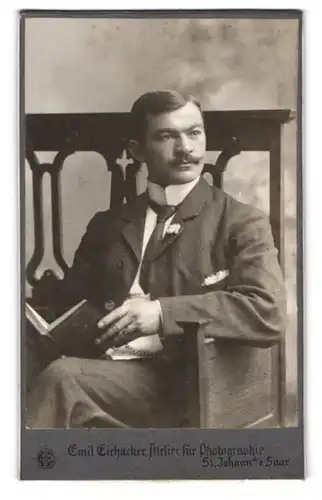 Fotografie Emil Eichacker, St. Johann a. d. Saar, Victoriastr. 4, Charmanter Herr im Anzug mit einem Buch