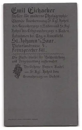 Fotografie Emil Eichacker, St. Johann a. d. Saar, Victoriastr. 4, Charmanter Herr im Anzug mit einem Buch