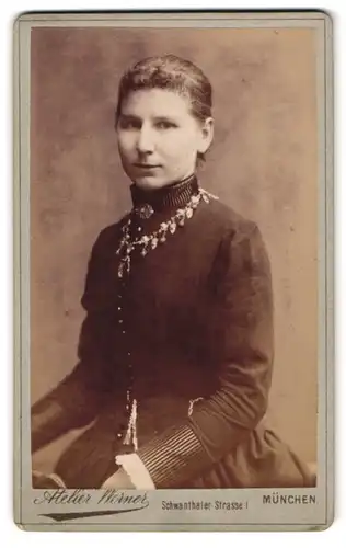 Fotografie Franz Werner, München, Schwanthaler-Str. 1, Junge Dame mit Kragenbrosche und Halskette