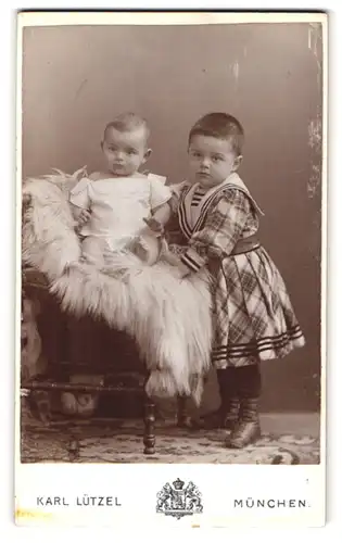 Fotografie Karl Lützel, München, Dachauerstr. 19, Kleiner Junge im karierten Kleid mit einem Kleinkind