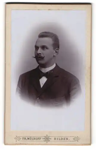 Fotografie Fr. Mülhoff, Hilden, Eleganter Herr mit Schnauzbart