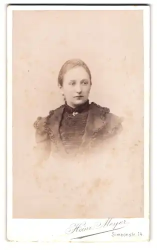 Fotografie Heinr. Meyer, Trier, Simeonstr. 14, Junge Dame mit zurückgebundenem Haar
