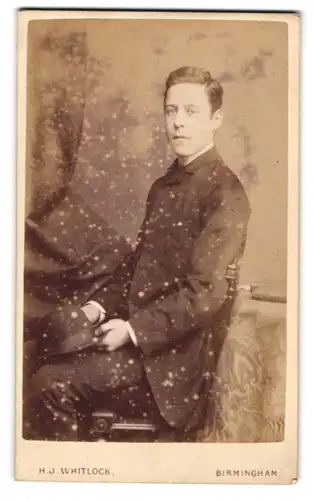 Fotografie H. J. Whitlock, Birmingham, 11, New Street, Junger Herr im Anzug mit Melone