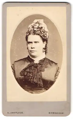 Fotografie H. J. Whitlock, Birmingham, 11, New Street, Bürgerliche Dame mit Haube und Kragenbrosche