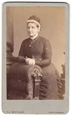 Fotografie H. J. Whitlock, Birmingham, 11, New Street, Bürgerliche Dame im Kleid mit Amulett