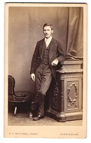 Fotografie H. J. Whitlock, Birmingham, 11, New Street, Junger Herr in modischer Kleidung