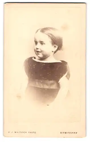 Fotografie H. J. Whitlock, Birmingham, 11, New Street, Kleines Mädchen im modischen Kleid