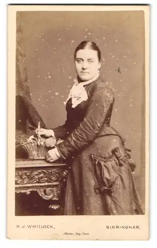 Fotografie H. J. Whitlock, Birmingham, 11, New Street, Bürgerliche Dame mit einem Blumenkörbchen