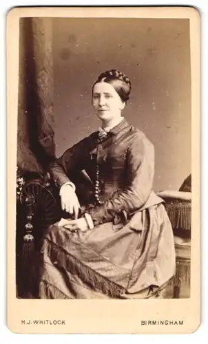 Fotografie H. J. Whitlock, Birmingham, 11, New Street, Bürgerliche Dame mit Flechtfrisur
