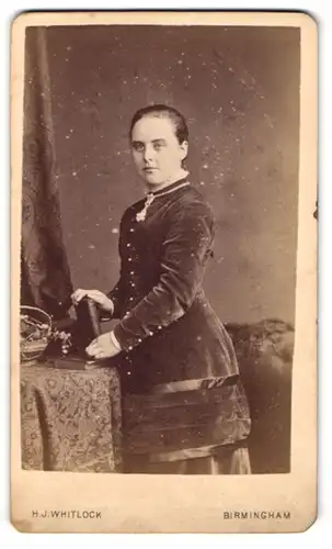 Fotografie H. J. Whitlock, Birmingham, 11, New Street, Junge Dame im Samtkleid mit einem Buch