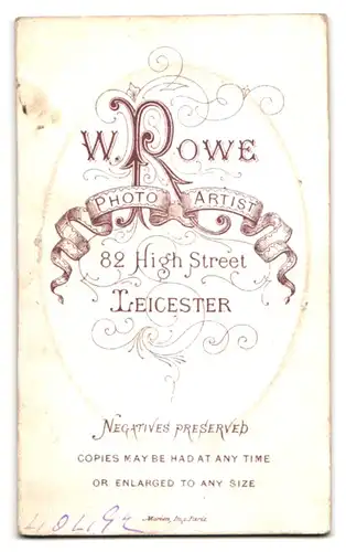 Fotografie W. Rowe, Leicester, 82 High Street, Junge Dame mit Hochsteckfrisur