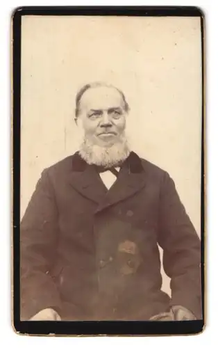 Fotografie unbekannter Fotograf und Ort, Älterer Herr mit Chin-Strap