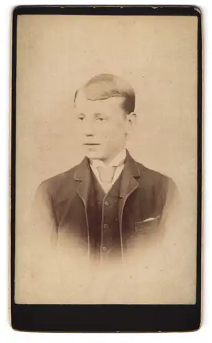 Fotografie unbekannter Fotograf und Ort, Junger Herr im Anzug mit Krawatte
