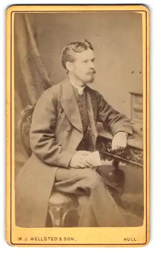 Fotografie W. J. Wellsted & Son, Hull, 19 & 20 Paragon St., Modisch gekleideter Herr sitzt am Schreibtsich