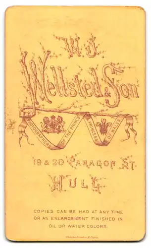 Fotografie W. J. Wellsted & Son, Hull, 19 & 20 Paragon St., Modisch gekleideter Herr sitzt am Schreibtsich