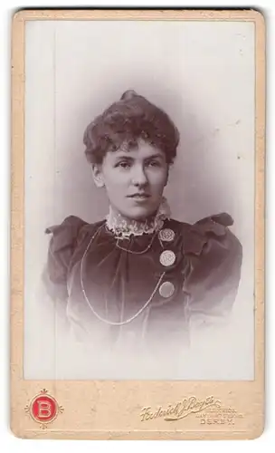 Fotografie Frederick J. Boyes, Derby, 22 & 24, Osmaston-Road, Junge Dame im hübschen Kleid