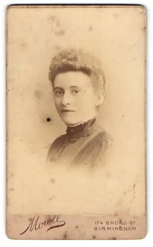 Fotografie Mowll, Birmingham, 174, Broad St., Junge Dame im hübscher Kleidung