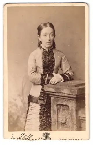 Fotografie E. Thaw, Huddersfield, 6, South Parade, Bürgerliche Dame in modischer Kleidung
