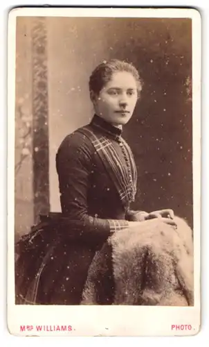Fotografie Mrs. Williams, Wolverhampton, Darlington Street, Junge Dame im modischen Kleid