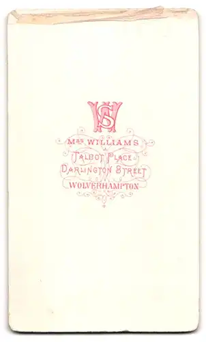 Fotografie Mrs. Williams, Wolverhampton, Darlington Street, Junge Dame im modischen Kleid