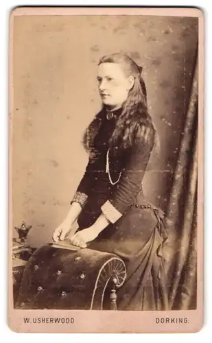 Fotografie W. Usherwood, Dorking /Surrey, 32, High St., Junge Dame im modischen Kleid