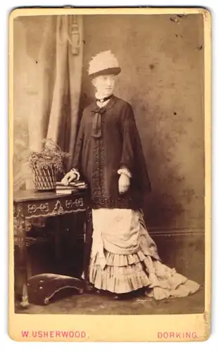 Fotografie W. Usherwood, Dorking /Surrey, Junge Dame in modischer Kleidung