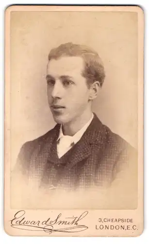 Fotografie Edward Smith, London-EC, 3, Cheapside, Junger Herr im karierten Anzug mit Krawatte
