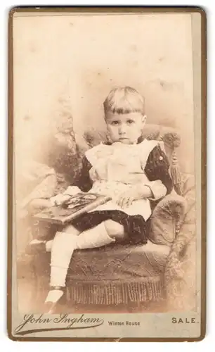 Fotografie J. Ingham, Sale, Hübsch gekleidetes Kind mit einem Buch