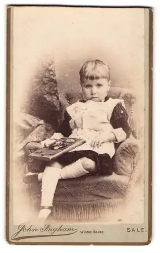 Fotografie J. Ingham, Sale, Hübsch gekleidetes Kind mit einem Buch