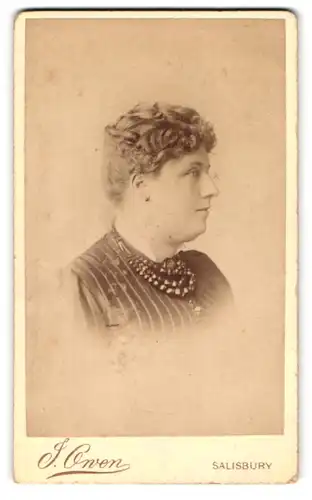Fotografie J. Owen, Salisbury, 29, Catherine Street, Bürgerliche Dame mit Kragenbrosche und Halskette