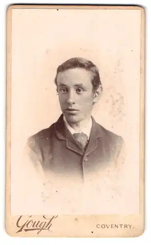 Fotografie W. H. Gough, Coventry, 4, The Burgess, Junger Herr im Anzug mit Krawatte