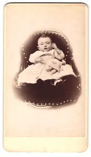 Fotografie Th. M. Staas, Leeuwarden, Baby mit Puppe auf einem Sessel