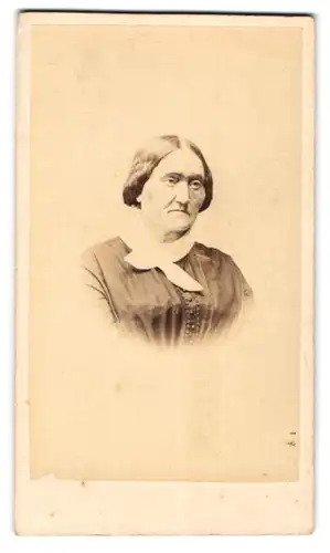 Fotografie H. & A. Krull, Neu-Strelitz, Alte Frau mit Mittelscheitel und eingefallenen Wangen