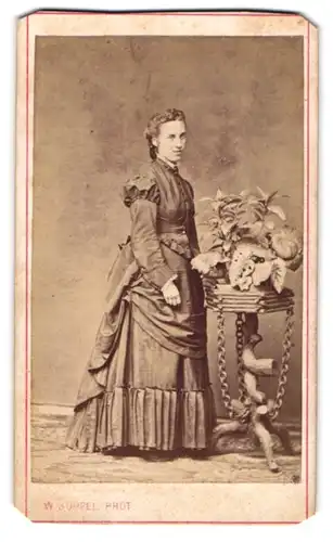 Fotografie W. Boppel, Heidenheim, Junge Frau in festlichem zeitgenössischen Kleid