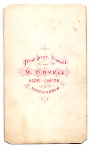 Fotografie W. Boppel, Heidenheim, Junge Frau in festlichem zeitgenössischen Kleid