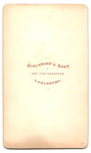 Fotografie Schumann & Sohn, Carlsruhe, Bürgerlicher mit lichtem Haupthaar, Schnauzer und Brille